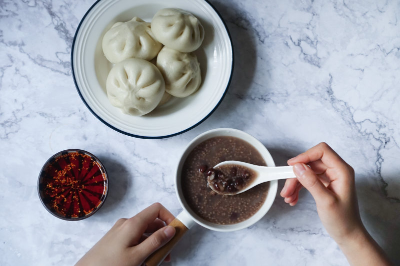 圆形白色陶瓷碗|从上面,勺子,包子,大理石,手,料理,早餐,桌子,毛毛,碗,美味,酱油,食物,饺子,馒头-海量高质量免版权图片素材-设计师素材-摄影图片-mitapix-美塔图像