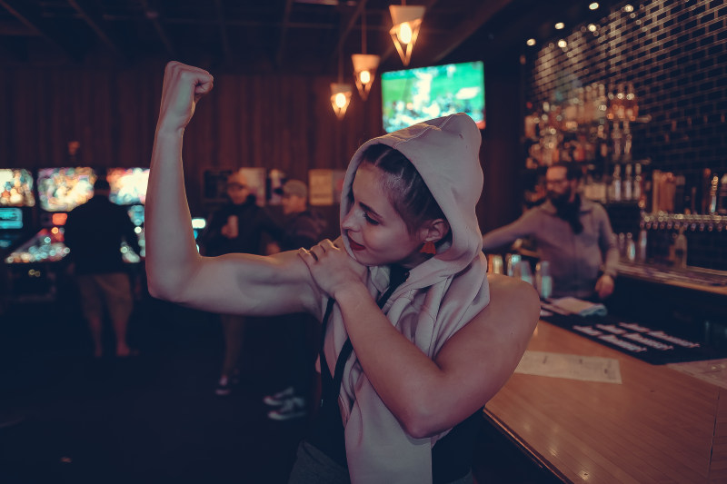 女人显示肱二头肌在酒吧Woman Showing Biceps in Bar|人,人群,俱乐部,夜总会,夜生活,套头衫毛衣,女人,手,构成,灯,男人,穿,调酒员,酒吧,餐厅,黑暗-海量高质量免版权图片素材-设计师素材-摄影图片-mitapix-美塔图像