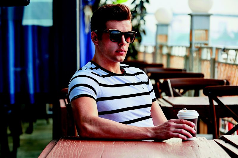 男子拿着白色咖啡杯Man Holding White Coffee Cup|bar,boy,casual,coffee,eyewear,Fashion,Hand,handsome,indoors,Man,model,person,photoshoot,Portrait,restaurant,SIT,Street,sunglasses,table,wear,人,休闲,咖啡,在室内,坐,太阳镜,手,拍摄,时尚,模型,男人,男孩,眼镜,穿,肖像,英俊,街,表,酒吧,餐厅-海量高质量免版权图片素材-设计师素材-摄影图片-mitapix-美塔图像