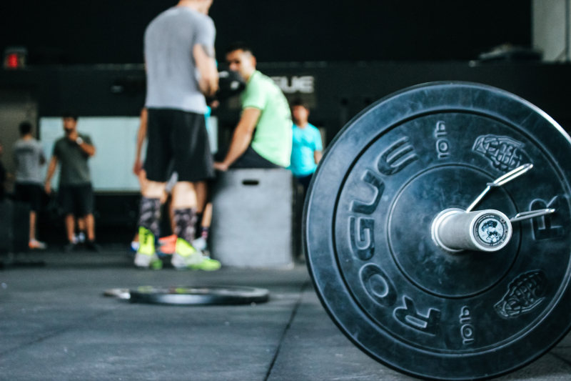 在人们附近的10磅流氓重量板聚集10 Lb Rogue Weight Plate Near People Gathered|barbell,bodybuilding,effort,exercise,exercise equipment,fitness,gym,Metal,muscles,People,recreation,Sport,steel,strength,strong,training,wear,weightlifting,weights,workout,举重,人,体育,健美,健身,健身房,力量,努力,娱乐,强,杠铃,穿戴,肌肉,训练,运动器材,重量,金属,钢,锻炼-海量高质量免版权图片素材-设计师素材-摄影图片-mitapix-美塔图像