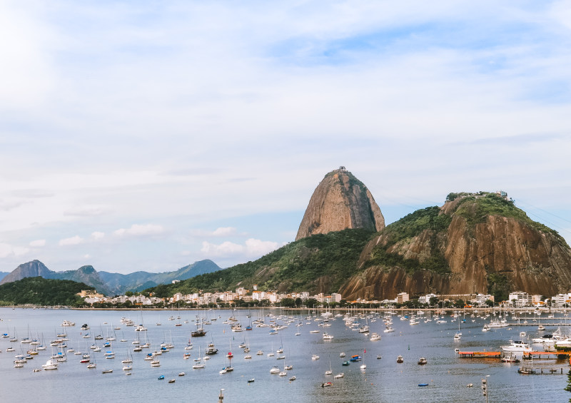 巴西湾海滩|城市,城市景观,夏季,天空,太阳,山脉,岛屿,岩石,巴西,度假,户外,旅游,日光,水,水上交通工具,海岸,海景,海洋,海湾,海滨,海滩,港口,自然,里约热内卢,风景-海量高质量免版权图片素材-设计师素材-摄影图片-mitapix-美塔图像