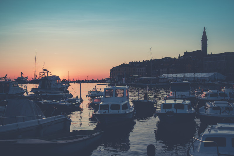 很多船在水体黄金小时Bunch of Boats on Body of Water during Golden Hour|云,交通系统,反射,在户外,城市,塔,天空,太阳,小镇,帆船,旅行,日落,晚上,景观,水,海,海洋,海港,海滨,港,港口,游艇,湾,玛丽娜,码头,船,船泊,车辆,轮廓,金色的小时,黄昏,黎明-海量高质量免版权图片素材-设计师素材-摄影图片-mitapix-美塔图像