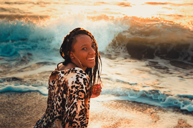 女人拍照的海滩旁边Woman Taking Picture Beside Beach|beach,Beautiful,dusk,golden hour,golden sunset,Hand,landscape,nature,Ocean,outdoors,person,sand,scenic,Sea,seashore,shore,sunset,Water,waves,woman,人,女人,岸,性质,户外,手,日落,景区,景观,水,波,海,海洋,海滨,海滩,砂,美丽,金色的夕阳,黄昏,黄金时段-海量高质量免版权图片素材-设计师素材-摄影图片-mitapix-美塔图像