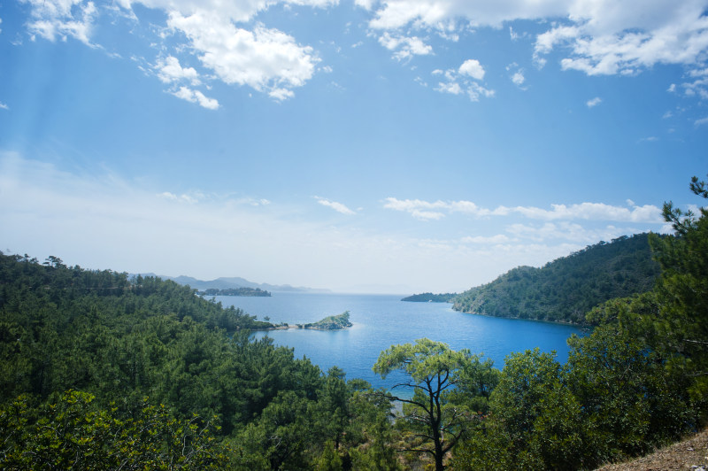 岛上的美景|云彩,夏天,天空,宁静,山脉,岛屿,户外,旅行,日光,树木,树林,森林,水,海洋,海滨,海滩,田园,美景,风景-海量高质量免版权图片素材-设计师素材-摄影图片-mitapix-美塔图像