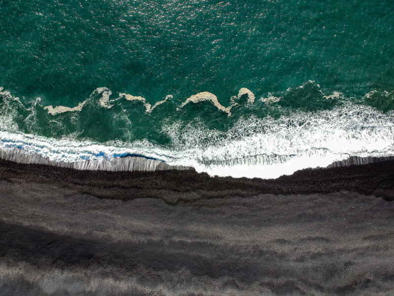 水体黑土旁边Body of Water Beside Black Soil|在户外,无人机拍摄的,无人机视频,日光,景观,水,沙子,波,海,海岸,海景,海洋,海滨,海滩,鸟瞰,黑沙滩,黑砂-海量高质量免版权图片素材-设计师素材-摄影图片-mitapix-美塔图像