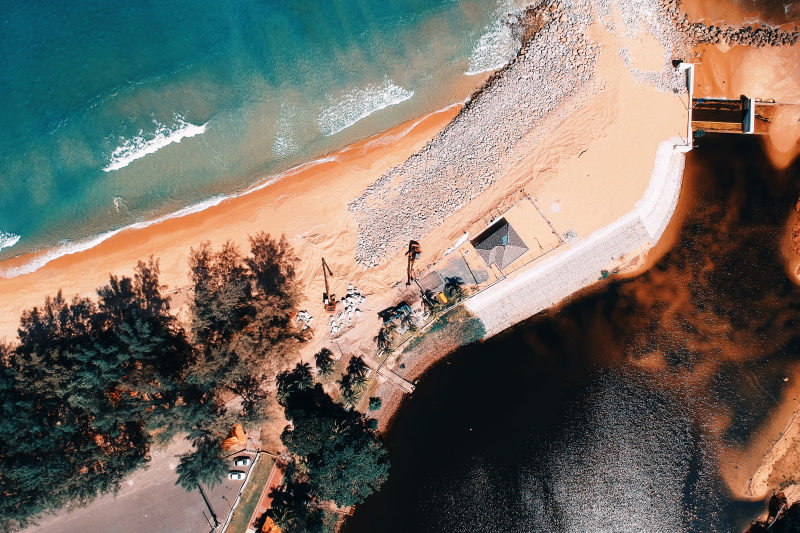 航空摄影的房子附近的水域Aerial Photography of House Near Body of Water|交通系统,在户外,日光,景观,树,水,汽车,沙子,波,海,海洋,海滨,海滩,车辆,风景优美的,鸟瞰-海量高质量免版权图片素材-设计师素材-摄影图片-mitapix-美塔图像