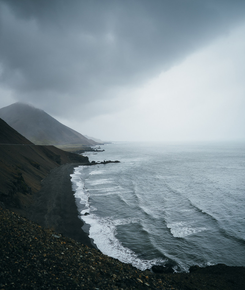 靠近海洋Mountains Near Ocean|在户外,山,岛,岩石,日光,景观,水,波,海,海景,海洋,海滨,海滩,雾,黑砂-海量高质量免版权图片素材-设计师素材-摄影图片-mitapix-美塔图像