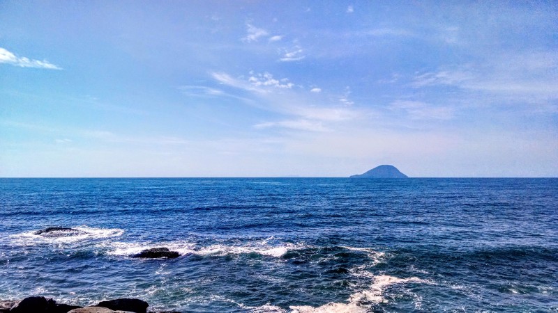 蓝天下的海滨|云彩,地平线,大自然,天空,岛屿,岩石,户外,日光,水,波浪,海景,海洋,海滨,海滩,蓝天,风景-海量高质量免版权图片素材-设计师素材-摄影图片-mitapix-美塔图像