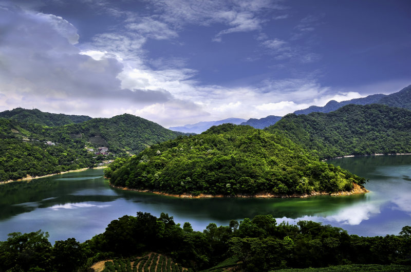 青山|假日,假期,全景,反射,夏天,天空,太阳,山脉,岛屿,户外,旅行,木材,树木,水,沙滩,河流,海景,海洋,海滨,海滩,湖泊,热带,环境,田园风光,自然,蓝天,风景-海量高质量免版权图片素材-设计师素材-摄影图片-mitapix-美塔图像