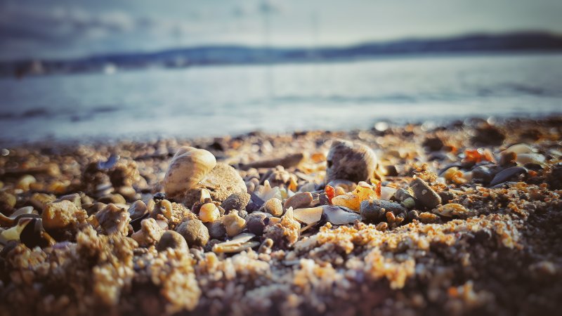 海滩模糊特写|夏天,大海,岩石,户外,旅行,日光,日落,模糊,水,沙滩,海岸,海洋,海滨,海滩,特写,石头,自然,风景,黎明-海量高质量免版权图片素材-设计师素材-摄影图片-mitapix-美塔图像