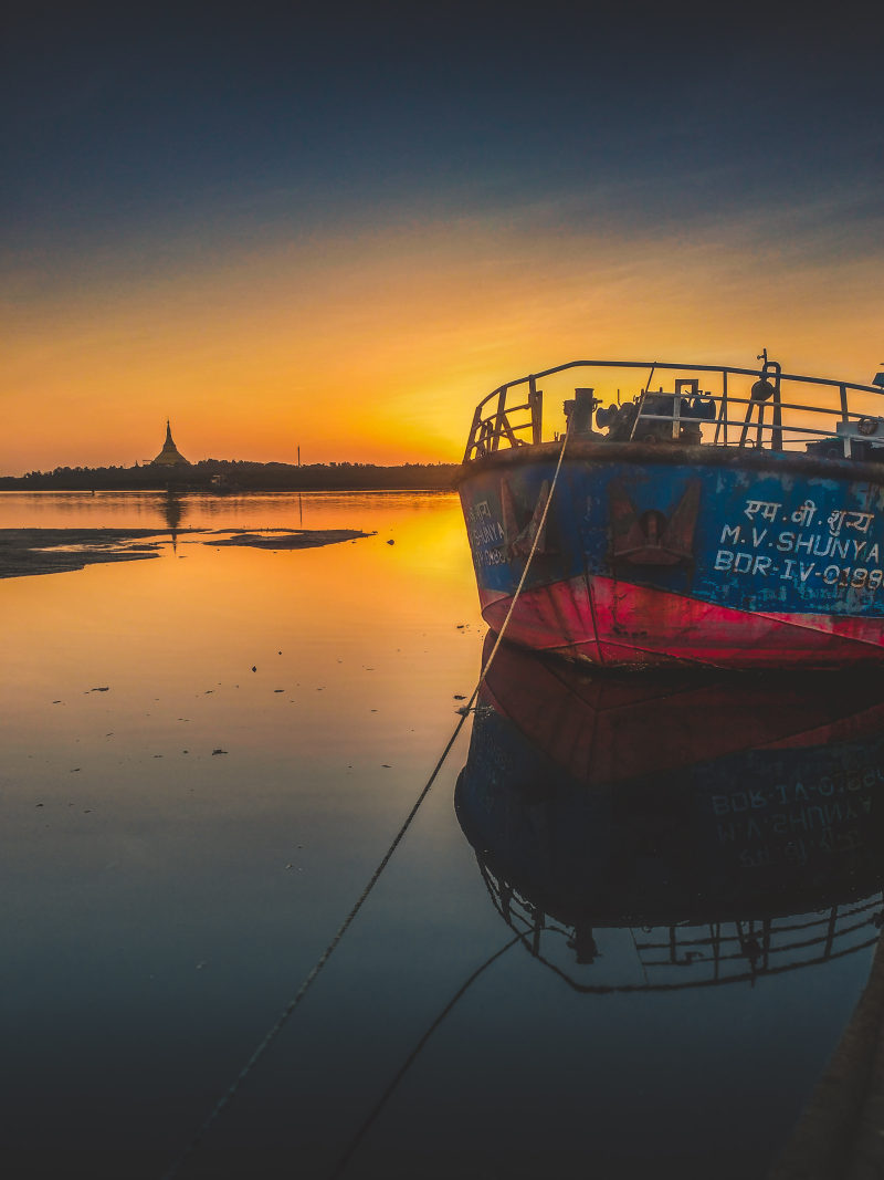 在黄金时段的蓝色和红色船Blue and Red Ship during Golden Hour|beach,boat,Dawn,dusk,evening,ferry,golden sunset,harbor,moody,Ocean,pier,Portrait,Reflection,River,Sea,seashore,ship,still water,sun,sunset,transportation system,Travel,Water,watercraft,反射,喜怒无常,太阳,旅行,日落,晚上,水,河,海,海洋,海滨,海滩,渡轮,港口,码头,肖像,船,船只,运输系统,金色的夕阳,静水,黄昏,黎明-海量高质量免版权图片素材-设计师素材-摄影图片-mitapix-美塔图像