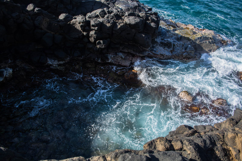 海滩巨石泡沫|冲浪,夏天,岩石,巨石,户外,水,泡沫,波浪,海岸,海景,海洋,海滨,海滩,潮汐,石头,风景,高角度拍摄-海量高质量免版权图片素材-设计师素材-摄影图片-mitapix-美塔图像