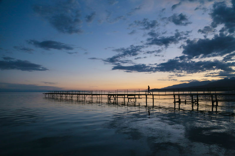 人走在码头上的照片Photo of Person Walking on Dock|beach,Bridge,Clouds,Dawn,dock,dusk,environment,idyllic,jetty,nature,Ocean,outdoors,peaceful,pier,ripples,scenery,scenic,Sea,seascape,seashore,silhouette,Sky,sunrise,sunset,tranquil,Water,云,剪影,和平,天空,宁静,性质,户外,日出,日落,景区,桥梁,水,海,海景,海洋,海滨,海滩,涟漪,环境,田园,码头,风景,黄昏,黎明-海量高质量免版权图片素材-设计师素材-摄影图片-mitapix-美塔图像