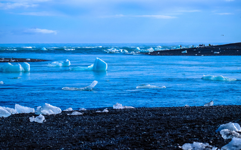 冰块的水域Ice Cubes on Body of Water|beach,calm waters,Clouds,coast,cold,Daylight,ice,iceberg,landscape,nature,Ocean,outdoors,People,rocks,sand,scenic,Sea,seascape,seashore,shore,Sky,stones,Water,waves,云,人,冰,冰山,冷,天空,平静的水域,户外,水,沙子,海岸,海景,海洋,海浪,海滩,海边,白天,石头,自然,风景,风景优美-海量高质量免版权图片素材-设计师素材-摄影图片-mitapix-美塔图像