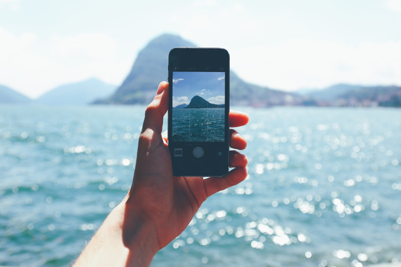 人拍照片山Person Taking Photo of Mountain-beach,Camera,cellphone,closeup,Connection,day,device,Electronics,Hand,holding,iPhone,leisure,mobile,mobile phone,Ocean,outdoors,phone,Photography,recreation,relaxation,Sea,Smartphone,summer,taking photo,Technology,touchscreen,Travel,tropical,vacation,Water,一天,休闲,夏天,娱乐,度假,户外,手,手机,技术,拍照,控股,摄影,放松,旅游,智能手机,水,海,海洋,海滩,热带,特写,电子产品,电话,相机,移动,触摸屏,设备,连接-海量高质量免版权图片素材-设计师素材-摄影图片-mitapix-美塔图像