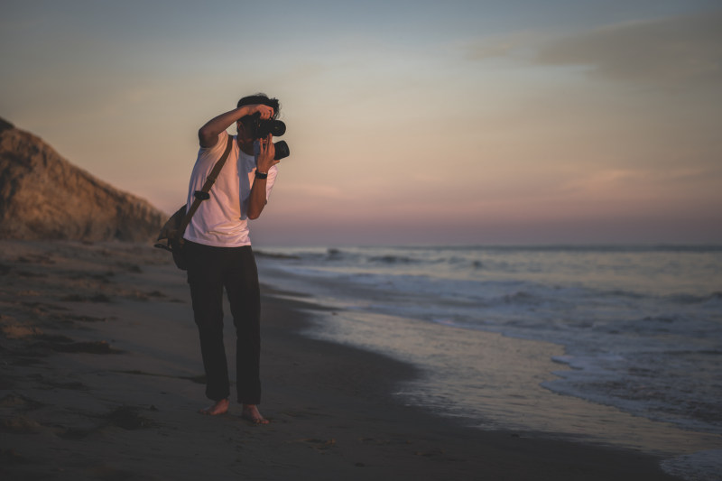 人在户外拍照Man Taking Photo Outdoors|beach,Camera,Clouds,dusk,evening,golden hour,golden sunset,landscape,Man,nature,Ocean,outdoors,person,photographer,sand,Sea,seascape,seashore,Sky,sunset,taking photo,Water,waves,云,人,傍晚,夕阳,大海,天空,户外,摄影师,晚上,水,沙滩,海景,海洋,海浪,海滨,海滩,照片,相机,自然,金色,金色的夕阳,风景-海量高质量免版权图片素材-设计师素材-摄影图片-mitapix-美塔图像