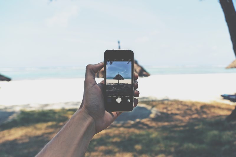 人抱着太空灰色Iphone 5s拍照的Tipi帽子Person Holding Space Gray Iphone 5s Taking Picture of Tipi Hat|beach,cellphone,day,Daylight,device,Grass,Hand,holding,human,iPhone,iphone 6,landscape,mobile,mobile phone,Ocean,outdoors,person,phone,sand,screen,Sea,seashore,Smartphone,taking photo,Technology,Water,人,人类,天,屏幕,户外,手,手机,技术,拍照,控股,智能手机,水,沙,海,海洋,海滨,海滩,电话,白天,移动,草,设备,风景-海量高质量免版权图片素材-设计师素材-摄影图片-mitapix-美塔图像