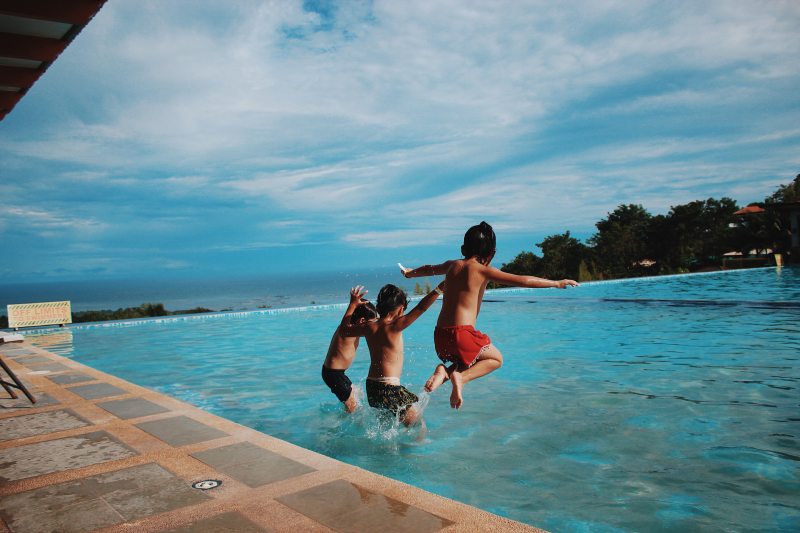 三个男孩的跳进了水里Three Boy’s Jumping Into the Water|beach,children,enjoyment,fun,jumping,leisure,Ocean,outdoors,recreation,relaxation,resort,Sea,summer,swimming,swimming pool,Travel,tropical,vacation,Water,乐趣,享受,休闲,儿童,夏季,娱乐,度假,度假村,户外,放宽,旅行,水,海,海洋,海滩,游泳,游泳池,热带,跳跃-海量高质量免版权图片素材-设计师素材-摄影图片-mitapix-美塔图像