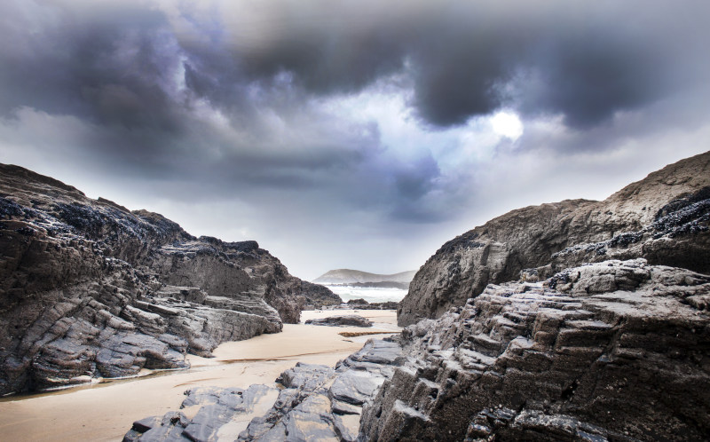 在白天的云下的灰色岩层Gray Rock Formation Under Clouds at Daytime|beach,cliffs,Clouds,cloudy sky,coast,cornwall,dark clouds,island,landscape,nature,Ocean,outdoors,rock formations,rocks,sand,scenic,Sea,seascape,seashore,Water,乌云,云,多云的天空,岛,岩层,岩石,康沃尔郡,悬崖,户外,景区,景观,水,沙,海,海岸,海景,海洋,海滨,海滩,自然-海量高质量免版权图片素材-设计师素材-摄影图片-mitapix-美塔图像