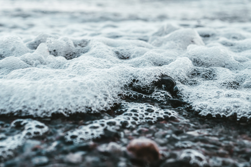 水泡特写照片|户外,日光,水,沙滩,波浪,海岸,海滨,海滩,潮湿,特写,自然,风景-海量高质量免版权图片素材-设计师素材-摄影图片-mitapix-美塔图像