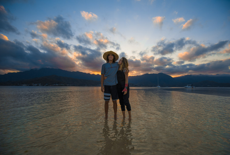 两个人站在水面上|云彩,云景,人,团聚,夏天,夜晚,天空,女人,山,幸福,情侣,户外,日落,水,海景,海滨,海滩,爱情,男人,风景,黄昏-海量高质量免版权图片素材-设计师素材-摄影图片-mitapix-美塔图像