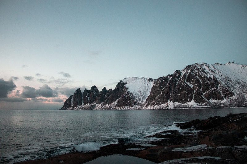 山的风景摄影Landscape Photography of Mountain|beach,Clouds,cold,ice,landscape,mountain,norway,Ocean,outdoors,rock,royalty free images,scenic,Sea,seashore,Sky,snow,sunset,Travel,Water,winter,winter background,云彩,冬天,冬天背景,冰,冷,天空,山,岩石,户外,挪威,旅行,日落,水,海,海洋,海滨,海滩,版税免费图像,雪,风景-海量高质量免版权图片素材-设计师素材-摄影图片-mitapix-美塔图像