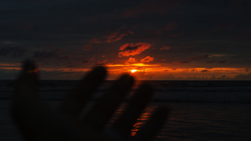 人的手与完满地海的黄金时间Person’s Hand With Over-view of Sea at Golden Hour|beach,Clouds,dark,dusk,evening,golden hour,golden sunset,Hand,Ocean,outdoors,person,scenic,Sea,seashore,silhouette,Sky,sun,sunset,Water,waves,云,人,剪影,天空,太阳,户外,手,日落,晚上,景区,水,波,海,海洋,海滨,海滩,金色的夕阳,黄昏,黄金时段,黑暗-海量高质量免版权图片素材-设计师素材-摄影图片-mitapix-美塔图像