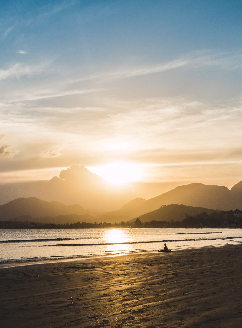 在金黄小时期间坐海滩的人Person Sitting on Beach during Golden Hour|beach,Clouds,Dawn,dusk,evening,horizon,landscape,Ocean,outdoors,Reflection,sand,scenic,Sea,seascape,seashore,silhouette,Sky,summer,sun,sunrise,sunset,Travel,Water,waves,云彩,剪影,反射,夏天,天空,天际,太阳,户外,旅游,日出,日落,晚上,水,沙子,波浪,海,海景,海洋,海滨,海滩,风景,黄昏,黎明-海量高质量免版权图片素材-设计师素材-摄影图片-mitapix-美塔图像