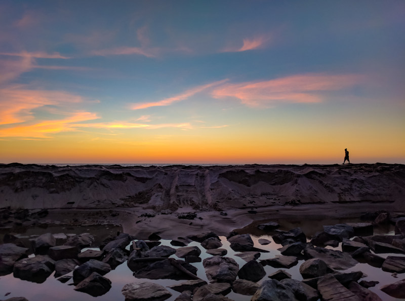 剪影照片的人走在山附近的水体和岩层Silhouette Photo of Man Walking on Hill Near Body of Water and Rock Formations|beach,Clouds,Dawn,dusk,evening,horizon,landscape,Light,Man,nature,Ocean,outdoors,person,Reflection,rocks,scenic,Sea,seascape,seashore,silhouette,summer,sun,sunrise,sunset,Travel,walking,Water,云,人,光,剪影,反射,地平线,夏天,岩石,户外,散步,旅游,日出,日落,晚上,景区,景观,水,海,海景,海洋,海滨,海滩,自然,阳光,黄昏,黎明-海量高质量免版权图片素材-设计师素材-摄影图片-mitapix-美塔图像