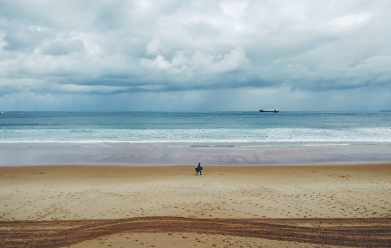 人走在沙滩附近的水域Person Walking on Sand Near Body of Water|beach,Clouds,Daylight,horizon,landscape,Ocean,outdoors,person,sand,scenic,Sea,seascape,seashore,Sky,Water,waves,云,人,大海,天空,户外,景区,景观,水,沙,波浪,海景,海洋,海滨,海滩,视野,阳光-海量高质量免版权图片素材-设计师素材-摄影图片-mitapix-美塔图像