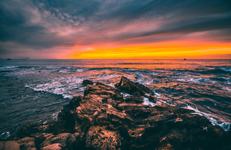 空中摄影的悬崖与水体Aerial Photography of Cliff With Body of Water|beach,Clouds,dusk,evening,evening sun,golden hour,golden sun,golden sunset,landscape,nature,Ocean,outdoors,rocks,scenic,Sea,seascape,seashore,shore,Sky,sun,sun light,sunset,Water,waves,云,傍晚的太阳,夕阳,天空,太阳,岩石,岸边,户外,晚上,景区,景观,水,波浪,海,海景,海洋,海滨,海滩,自然,金色的夕阳,金色的太阳,阳光,黄昏,黄金时段-海量高质量免版权图片素材-设计师素材-摄影图片-mitapix-美塔图像