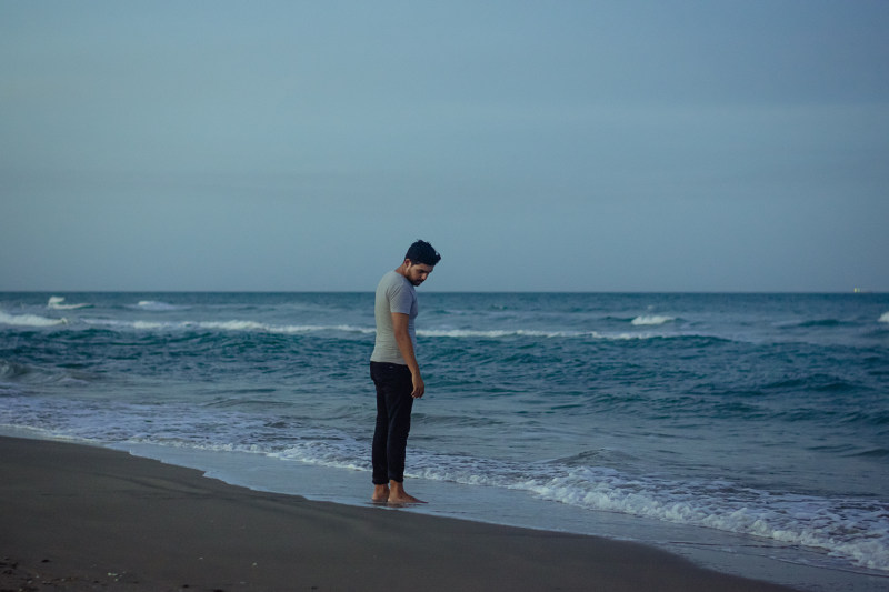 男人，穿，灰色，衬衫，站，在上，岸，Man Wearing Gray Shirt Standing on Shore|beach,coast,horizon,leisure,looking down,male,Man,Ocean,outdoors,relaxation,saltwater,sand,Sea,shirt,shore,shoreline,standing,Travel,vacation,waves,wear,wet,休闲,俯视,咸水,地平线,岸,常规,度假,户外,放松,旅行,沙,波,海,海岸,海岸线,海洋,海滩,湿,男人,男性,穿,衬衫-海量高质量免版权图片素材-设计师素材-摄影图片-mitapix-美塔图像