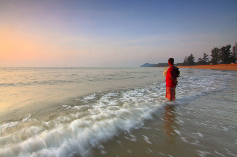 日落时在海边的人|休闲,夏天,天空,太阳,娱乐,户外,旅行,日光,日出,日落,树,水,沙滩,波浪,海景,海洋,海滨,海滩,渔夫,自然,长期暴露,风景,黄昏,黎明-海量高质量免版权图片素材-设计师素材-摄影图片-mitapix-美塔图像