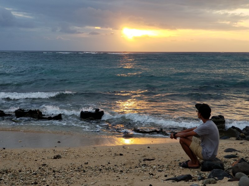 坐在海滩边看夕阳的男人|休闲,傍晚,坐,夏天,天空,太阳,娱乐,岛屿,岩石,户外,放松,旅行,日落,水,沙滩,波浪,海景,海洋,海滨,海滩,自然,风景,黄昏,黎明-海量高质量免版权图片素材-设计师素材-摄影图片-mitapix-美塔图像