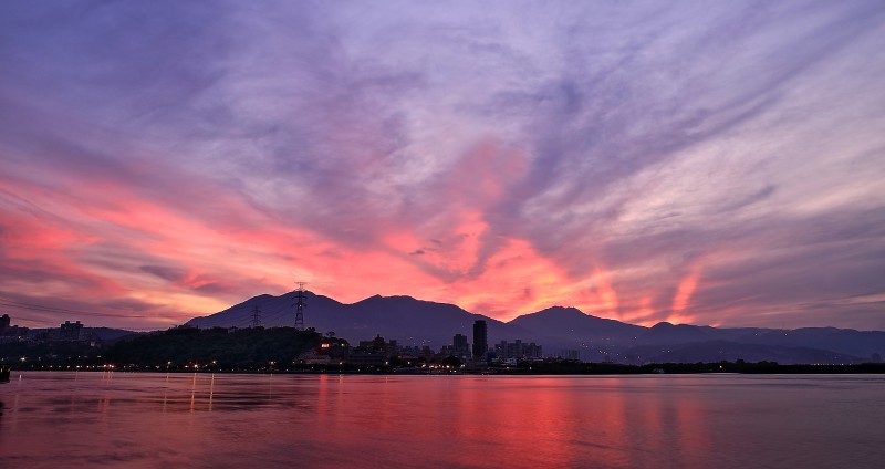 黄金时代近海山地城市建筑剪影|大海,天空,户外,日出,日落,水,海洋,海滩,轮廓,黄昏,黎明-海量高质量免版权图片素材-设计师素材-摄影图片-mitapix-美塔图像