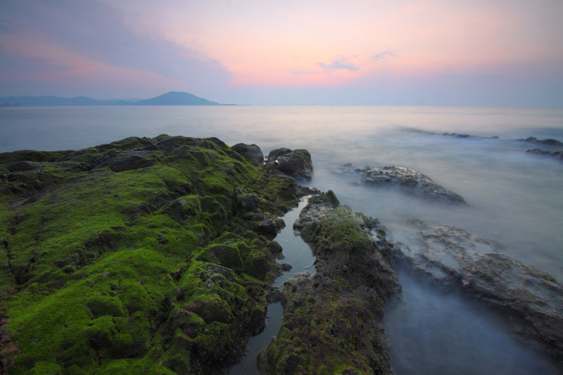 日落时的海景|天空,山脉,岛屿,岩石,户外,旅行,日落,水,河流,海景,海洋,海滨,海滩,自然,苔藓岩石,薄雾,雾,风景,黄昏,黎明-海量高质量免版权图片素材-设计师素材-摄影图片-mitapix-美塔图像