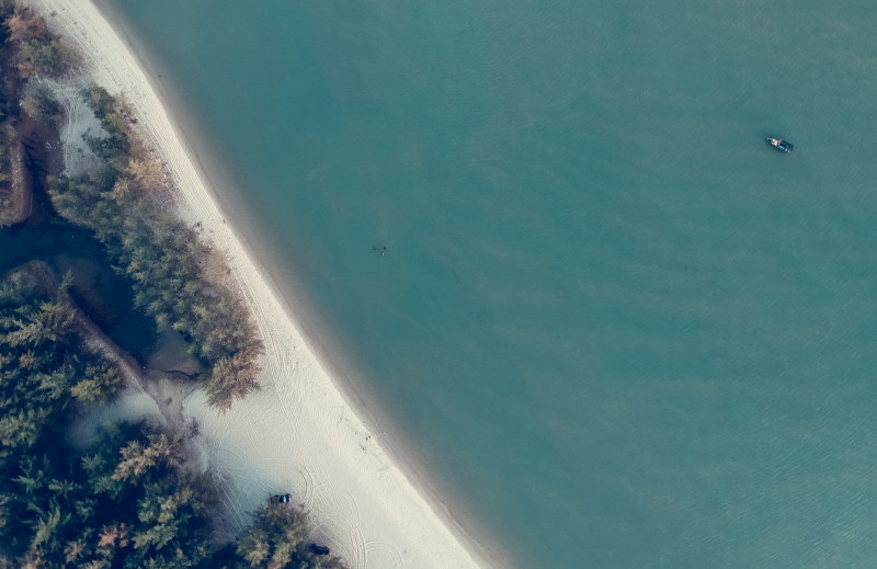 水体的地面照片|岛屿,户外,旅游,日光,树木,水,海景,海洋,海滨,海滩,灯光,风景,高角度拍摄-海量高质量免版权图片素材-设计师素材-摄影图片-mitapix-美塔图像