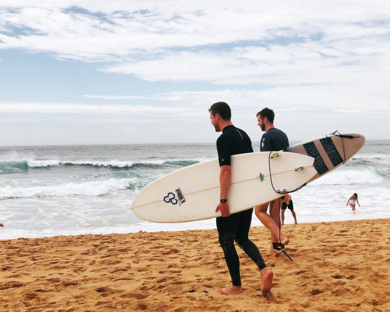 两个男人拿着冲浪板靠近海滨Two Men Carrying Surfboards Near Seashore|享受,人,休闲,假期,冲浪,冲浪板,冲浪者,夏天,娱乐,放松,有趣的,水,水上运动,沙子,波,海,海洋,海滨,海滩,生活方式,男人-海量高质量免版权图片素材-设计师素材-摄影图片-mitapix-美塔图像