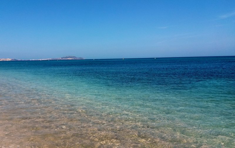 日光下的蓝色海滩摄影|休闲,地平线,夏季,度假,旅游,水,海景,海洋,海滨,海滩,热带,田园风光,绿松石,阳光-海量高质量免版权图片素材-设计师素材-摄影图片-mitapix-美塔图像