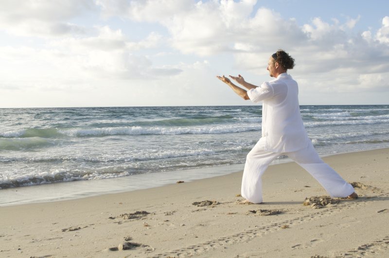 白天在海滩上摆姿势的人Man Posing on Sea Shore during Daytime|beach,leisure,Man,meditation,Ocean,person,relax,relaxation,sand,Sea,seashore,Water,Wave,yoga,人,休闲,冥想,放松,水,沙,波浪,海,海洋,海滨,海滩,瑜伽,男人-海量高质量免版权图片素材-设计师素材-摄影图片-mitapix-美塔图像