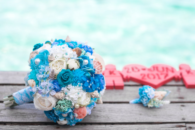 蓝色和白色的花束上褐色的表面Bouquet of Blue and White Flowers on Top of Brown Surface|传统的,在户外,复活节,夏天,婚礼,季节,庆祝活动,度假胜地,旅游,日光,明亮的,有选择性的重点,木,水,浪漫的,海,海岸,海洋,海滩婚礼,热地区,爱,生日,白天,美丽的,自然,花,花束,蓝色的花,装饰,设计,颜色-海量高质量免版权图片素材-设计师素材-摄影图片-mitapix-美塔图像