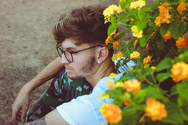 男人穿衬衫Man Wearing Shirt|beard,Blur,depth of field,earring,eyeglasses,facial hair,finelooking,Flowers,Focus,hair,Leaves,male,Man,outdoors,Petals,photoshoot,plant,posing,shirt,side view,sitting,tattoo,tattooed,wear,侧视图,叶子,坐,头发,好看,户外,拍摄,景深,构成,植物,模糊,焦点,男人,男性,眼镜,穿,纹身,耳环,胡子,花瓣,衬衫,面部毛发,鲜花-海量高质量免版权图片素材-设计师素材-摄影图片-mitapix-美塔图像