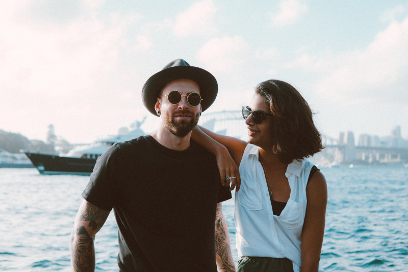 男人和女人在海洋附近的照片Photo of Man and Woman Near Ocean|fedora,享受,人,休闲,倾斜,在一起,在户外,太阳镜,夫妇,头饰,女,女人,微笑,快乐,拍的,时尚,有趣的,构成,模型,爱,男人,男性,的关系,的姿势,的家伙,眼镜,纹身,胡子,面部表情,风格-海量高质量免版权图片素材-设计师素材-摄影图片-mitapix-美塔图像