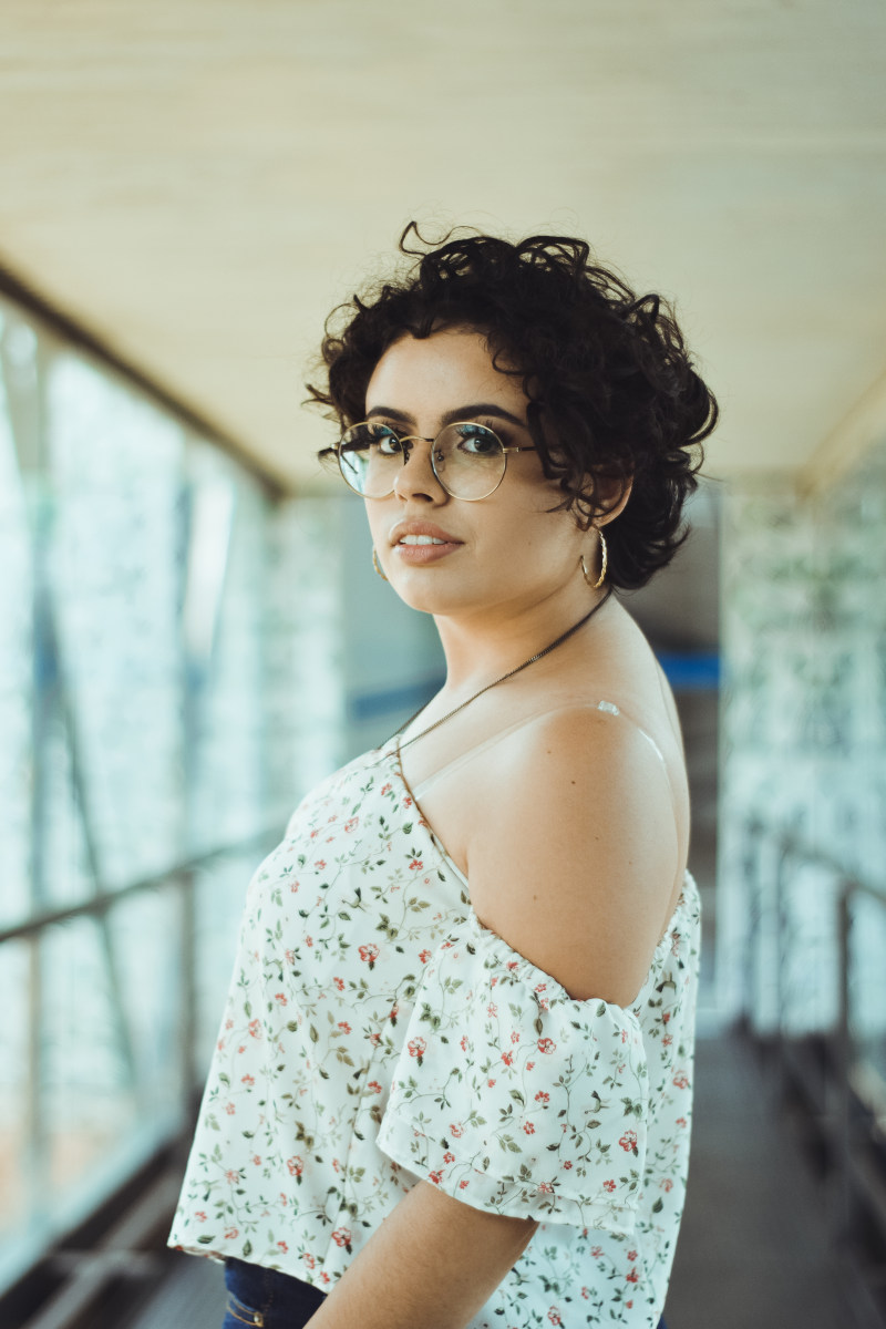 女人穿了肩膀Cap-sleeved衬衫Woman Wearing Off-shoulder Cap-sleeved Blouse|Beautiful,beauty,blouse,Blur,curly hair,depth of field,earrings,eyeglasses,eyewear,facial expression,female,floral,Focus,hairstyle,Happy,lady,looking,person,photoshoot,pose,pretty,short hair,side view,Smile,smiling,wear,woman,上衣,人,侧看,卷发,发型,女人,女性,微笑,快乐,拍摄,景深,构成,查找,模糊,漂亮,焦点,眼镜,短发,穿,美丽,美容,耳环,花卉,那位女士,面部表情-海量高质量免版权图片素材-设计师素材-摄影图片-mitapix-美塔图像