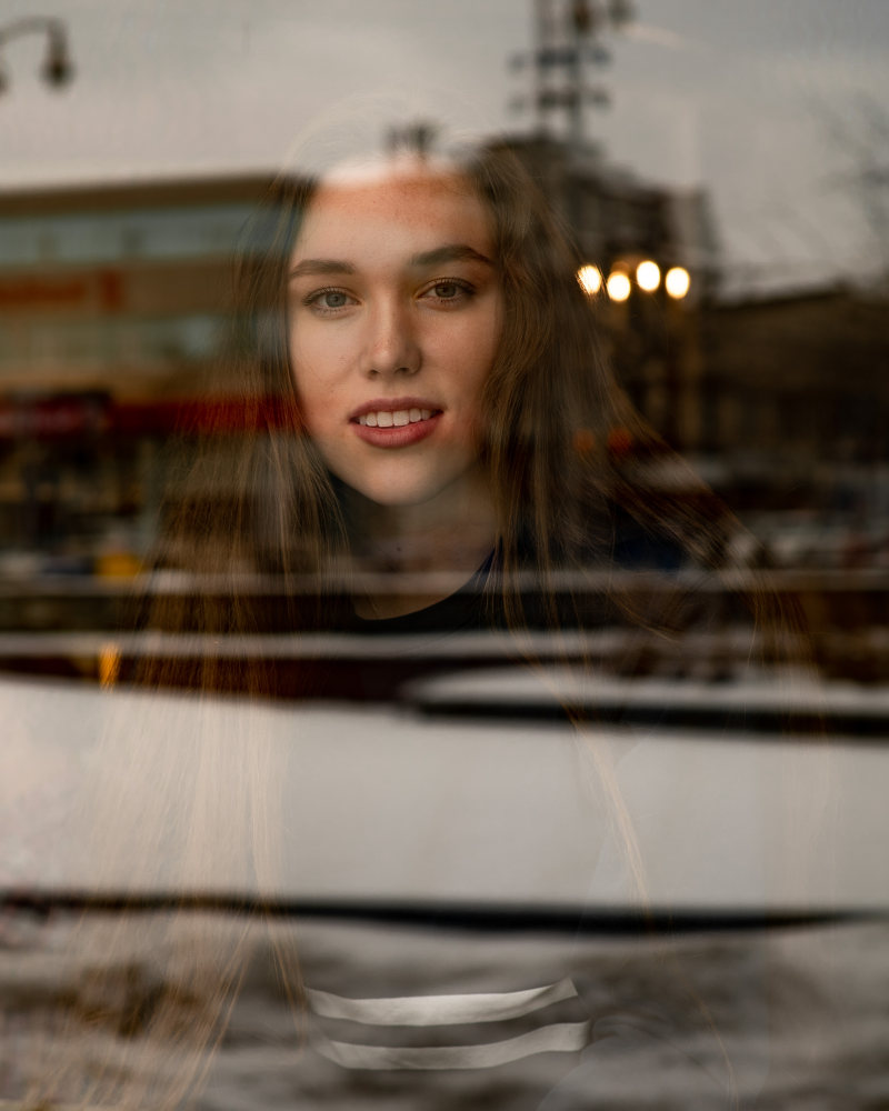 穿着黑色衬衫的棕发女孩Brownhaired Girl Wearing Black Shirt|Beautiful,beauty,Blur,glass,indoors,People,person,Portrait,pretty,relaxation,Smile,smiling,Street,Travel,Urban,wear,window,woman,人,在室内,城市,女人,微笑,放松,旅行,模糊,漂亮,玻璃,穿,窗口,美丽,肖像,街-海量高质量免版权图片素材-设计师素材-摄影图片-mitapix-美塔图像