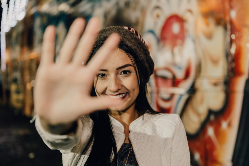 穿白色开襟羊毛衫的女人|人,休闲,城市,女人,女士,女孩,女性,姿势,年轻,微笑,快乐,户外,摄影,时尚,模糊的背景,涂鸦,白天,穿着,美丽,街道,风格-海量高质量免版权图片素材-设计师素材-摄影图片-mitapix-美塔图像