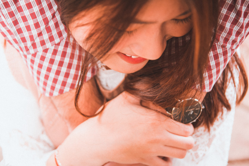 女人拿着圆黑模拟手表Woman Holding Round Black Analog Watch|Beautiful,beauty,bright,casual,Close-up,facial expression,Fashion,girl,hair,indoors,leisure,model,person,photoshoot,pose,pretty,room,wear,woman,wrist watch,Young,人,休闲,光明,在室内,头发,女子,女孩,年轻,房间,手表,拍摄,时尚,构成,模型,漂亮,特写,磨损,美丽,美容,面部表情-海量高质量免版权图片素材-设计师素材-摄影图片-mitapix-美塔图像