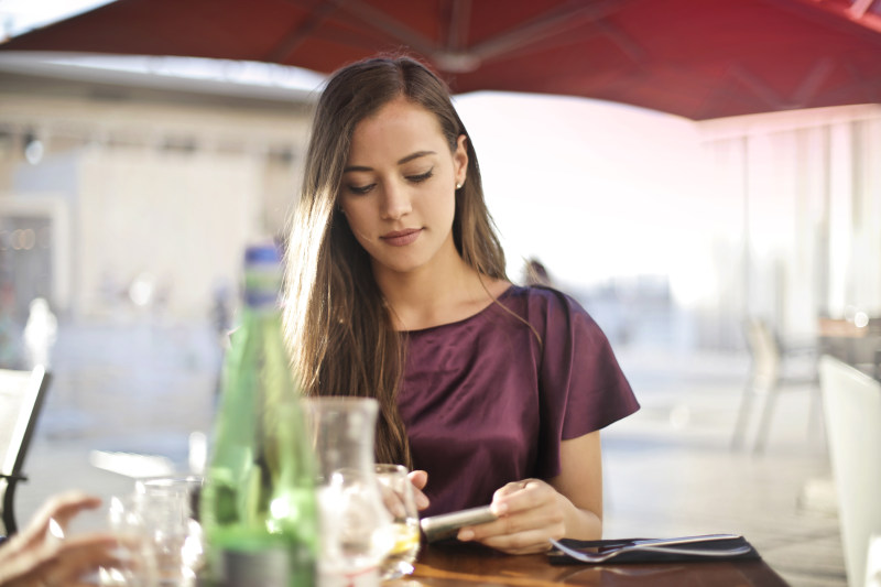 女人坐在椅子上Woman Sitting On Chair-Beautiful,beauty,caucasian,girl,person,Portrait,Smartphone,table,umbrella,woman,人,伞,女人,女孩,智能手机,桌子,白种人,美丽,肖像-海量高质量免版权图片素材-设计师素材-摄影图片-mitapix-美塔图像