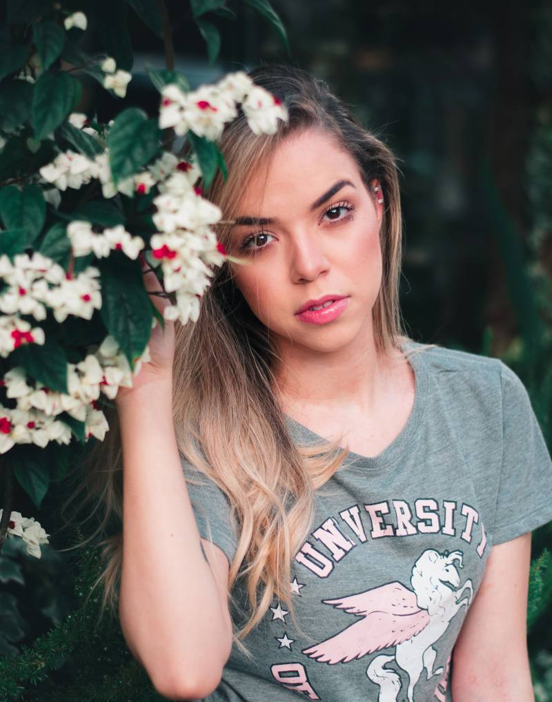 女人在植物与白色有花瓣的花Woman Beside Plants With White Petaled Flowers|Beautiful,beauty,Close-up,Cute,elegant,eyes,face,facial expression,fashionable,glamour,hair,lifestyle,lips,makeup,outdoors,pose,pretty,skin,style,stylish,wear,woman,优雅,化妆,可爱,嘴唇,头发,女子,户外,时尚,构成,样式,漂亮,特写,生活方式,皮肤,眼睛,磨损,美丽,美容,脸,面部表情,魅力-海量高质量免版权图片素材-设计师素材-摄影图片-mitapix-美塔图像