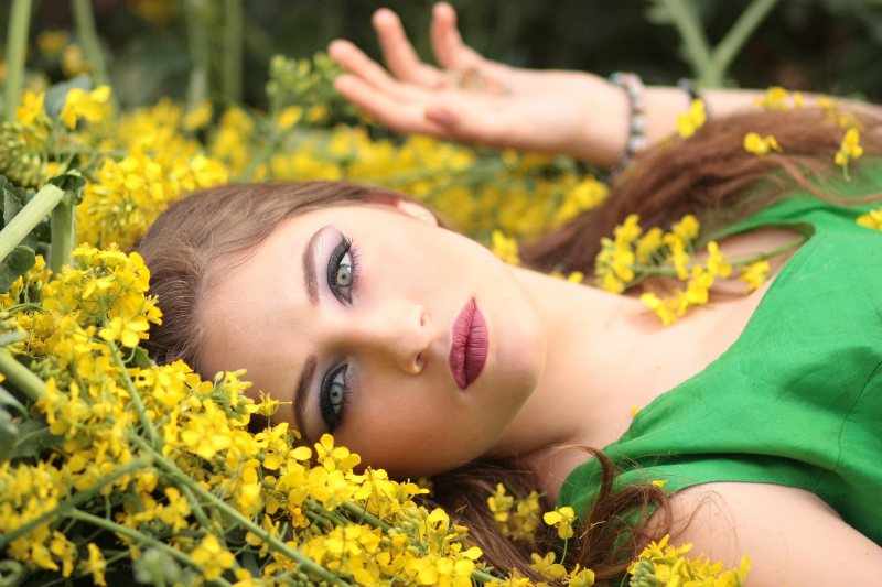 而黄色花朵特写的年轻女子的画像Close-up Portrait of Young Woman With Yellow Flowers|Beautiful,beauty,Close-up,female,female model,Field,Flowers,Garden,girl,Grass,lady,love,model,outdoors,Park,person,photoshoot,Portrait,pose,relaxation,Smile,summer,woman,yellow,人,公园,夏天,女人,女孩,女性,女模特,微笑,户外,拍摄,放松,构成,模型,爱情,特写镜头,美丽,美容,肖像,花园,草,那位女士,领域,鲜花,黄色-海量高质量免版权图片素材-设计师素材-摄影图片-mitapix-美塔图像